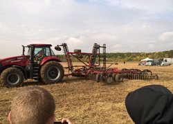 Трактор MAGNUM 340 з бороною TRUE TANDEM 330 Turbo