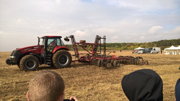 Трактор MAGNUM 340 з бороною TRUE TANDEM 330 Turbo