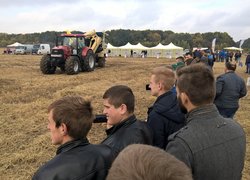 Трактор PUMA-310 з бункером-накопичувачем AGRITECH