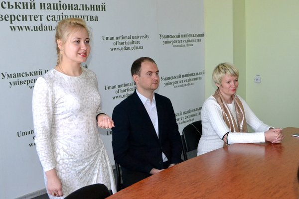 Олена Кудрявцева – директор Молодіжного ресурсного центру,  Володимир Панченко -  заступник директора Молодіжного ресурсного центру,  Наталія Вдовиченко – начальник відділу у справах сім’ї та молоді Уманської міської ради