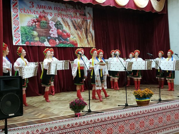 Творчі колективи Уманського НУС привітали працівників Уманського району з професійним святом