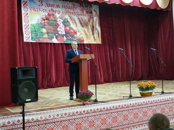Творчі колективи Уманського НУС привітали працівників Уманського району з професійним святом