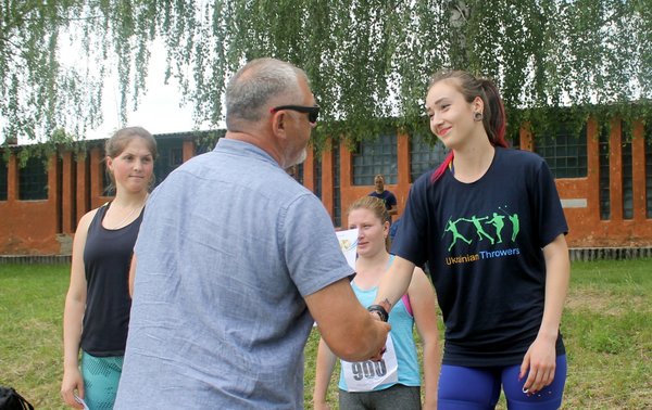 За друге мiсце нагоджуeтся Яна Петренко в метанні молота з результатом 49м 80см