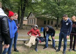 Спортивні змагання (біг у мішках)