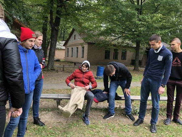Спортивні змагання (біг у мішках)