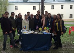 Учасники виставки з головою благодійного фонду Uman Tomorrow Олександром Файніним