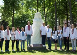 Нас єднає вишиванка