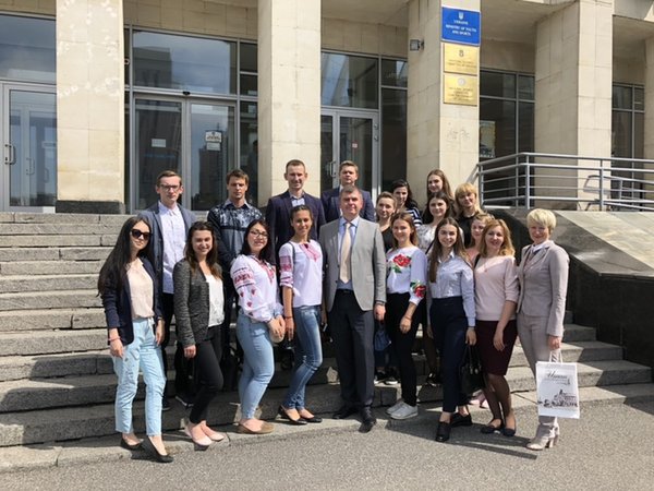 Заступник Міністра молоді та спорту Олександр Ярема   з випускникам «Академії молодого лідера» м. Умань