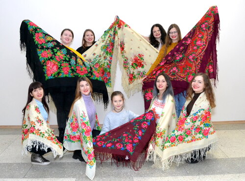 7 грудня - Всесвітній День української хустки