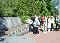 8 травня — День пам’яті та примирення в Україні.