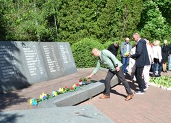 8 травня — День пам’яті та примирення в Україні.