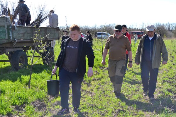 Традиції Уманського НУС — студенти висадили яблуні до університетського саду