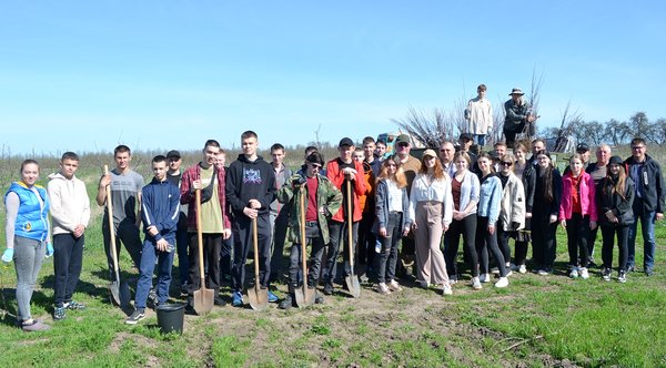 Традиції Уманського НУС — студенти висадили яблуні до університетського саду