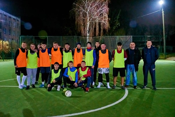 Студенти та викладачі УНУ святкують Всесвітній день футболу на футбольному майданчику