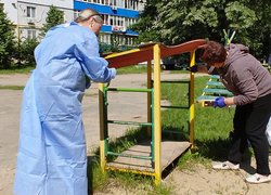 Студенти Уманського національного університету пофарбували дитячі майданчики в мікрорайоні ДОСи
