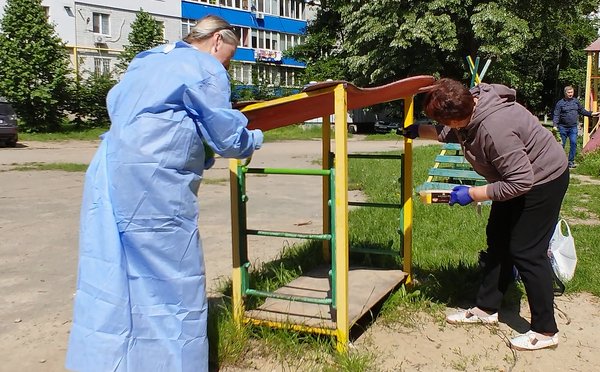 Студенти Уманського національного університету пофарбували дитячі майданчики в мікрорайоні ДОСи