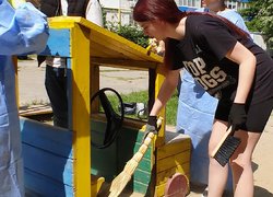 Студенти Уманського національного університету пофарбували дитячі майданчики в мікрорайоні ДОСи