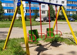 Студенти Уманського національного університету пофарбували дитячі майданчики в мікрорайоні ДОСи