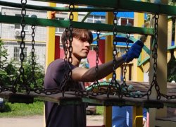 Студенти Уманського національного університету пофарбували дитячі майданчики в мікрорайоні ДОСи