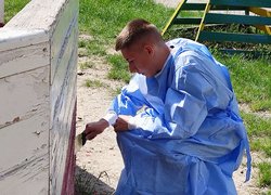Студенти Уманського національного університету пофарбували дитячі майданчики в мікрорайоні ДОСи
