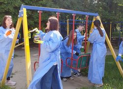 Студенти Уманського національного університету пофарбували дитячі майданчики в мікрорайоні ДОСи