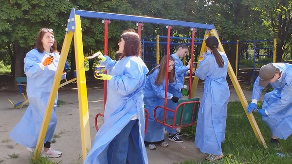 Студенти Уманського національного університету пофарбували дитячі майданчики в мікрорайоні ДОСи