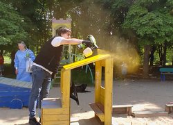 Студенти Уманського національного університету пофарбували дитячі майданчики в мікрорайоні ДОСи