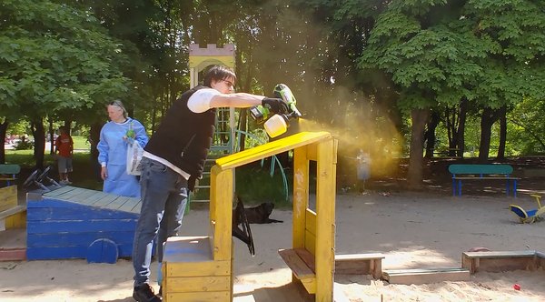 Студенти Уманського національного університету пофарбували дитячі майданчики в мікрорайоні ДОСи