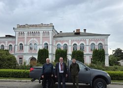 Університет спільно з благодійниками передав авто для потреб ЗСУ