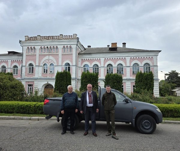 Університет спільно з благодійниками передав авто для потреб ЗСУ