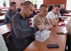 «ДЕСЬ НА ПІДСТУПАХ ДО мОСКВИ»: В Уманському НУ презентували збірку поета і військового Сергія БІДНЯЧУКА