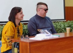 «ДЕСЬ НА ПІДСТУПАХ ДО мОСКВИ»: В Уманському НУ презентували збірку поета і військового Сергія БІДНЯЧУКА