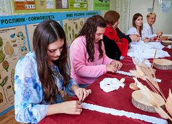 Майстерність, що оберігає: університетська родина створювала ляльку-мотанку