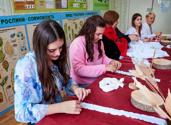 Майстерність, що оберігає: університетська родина створювала ляльку-мотанку