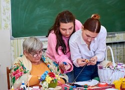 Майстерність, що оберігає: університетська родина створювала ляльку-мотанку