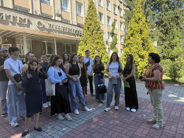 Бібліотека УНУ відкриває двері у світ традицій і культурної спадщини університету