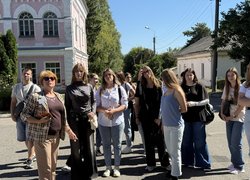 Бібліотека УНУ відкриває двері у світ традицій і культурної спадщини університету