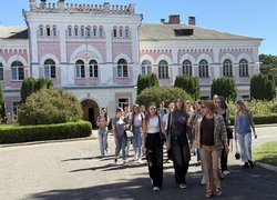 Бібліотека УНУ відкриває двері у світ традицій і культурної спадщини університету