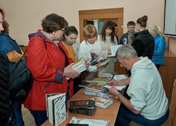 Гумор крізь війну: творча зустріч із військовим і письменником Віталієм Запекою