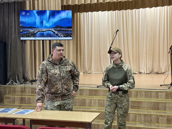 Зустріч із військовослужбовцями: студентам УНУ презентували можливості військової освіти