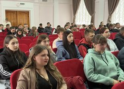 Зустріч із військовослужбовцями: студентам УНУ презентували можливості військової освіти