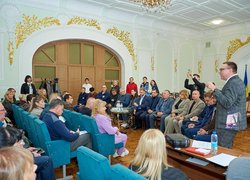 «Разом до рішень»: УНУ став майданчиком для діалогу переселенців і влади