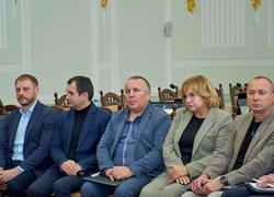 «Разом до рішень»: УНУ став майданчиком для діалогу переселенців і влади