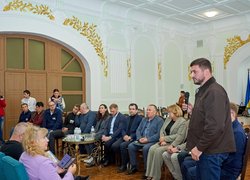 «Разом до рішень»: УНУ став майданчиком для діалогу переселенців і влади