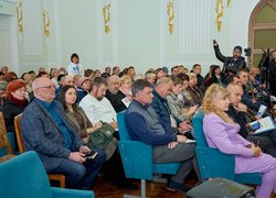 «Разом до рішень»: УНУ став майданчиком для діалогу переселенців і влади