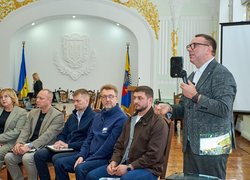 «Разом до рішень»: УНУ став майданчиком для діалогу переселенців і влади