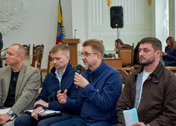 «Разом до рішень»: УНУ став майданчиком для діалогу переселенців і влади