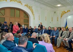 «Разом до рішень»: УНУ став майданчиком для діалогу переселенців і влади
