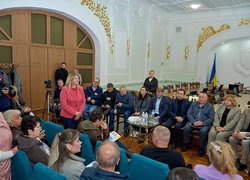 «Разом до рішень»: УНУ став майданчиком для діалогу переселенців і влади