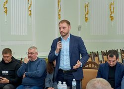 «Разом до рішень»: УНУ став майданчиком для діалогу переселенців і влади